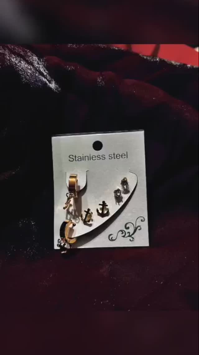 Çapa Ve Harf Motifli Küpe Seti