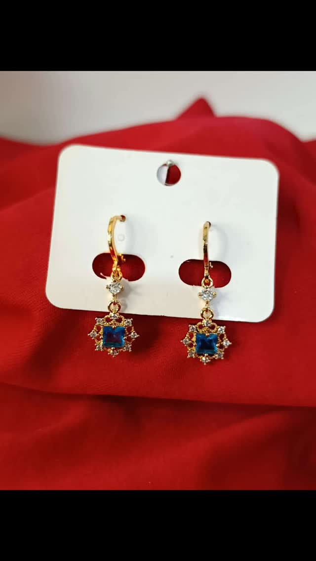 Altın Rengi Mavi Taşlı Yıldız Sallantı Küpe